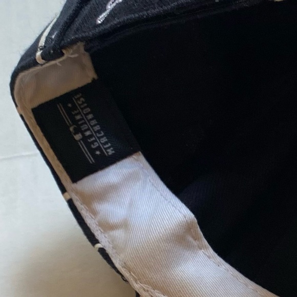 Yankees Baseball Cap, Black with White Stripes, adjustable sizing, Unisex - Picture 4 of 4